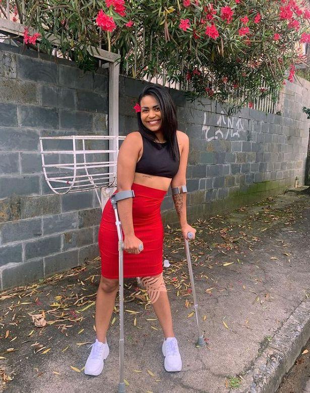 Ana手術後開始感到自己的私密處傳來疼痛感。