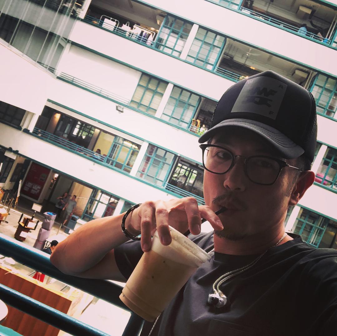 陳鍵鋒當年斯文靚仔及身材高大。