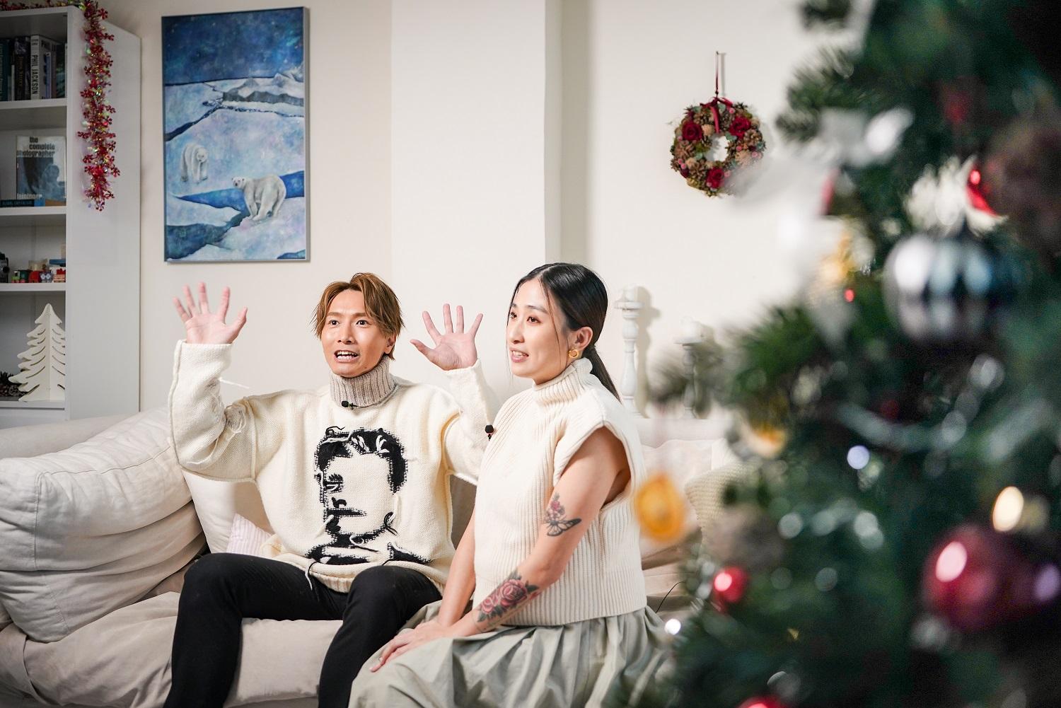 Jason談起家裡的雜物,即作投降狀。(李睿哲攝)