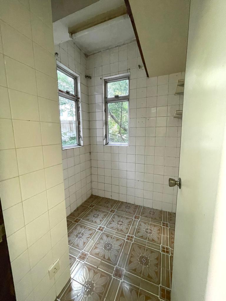 與廚房相連的工人房,有窗兼面積不算細小。