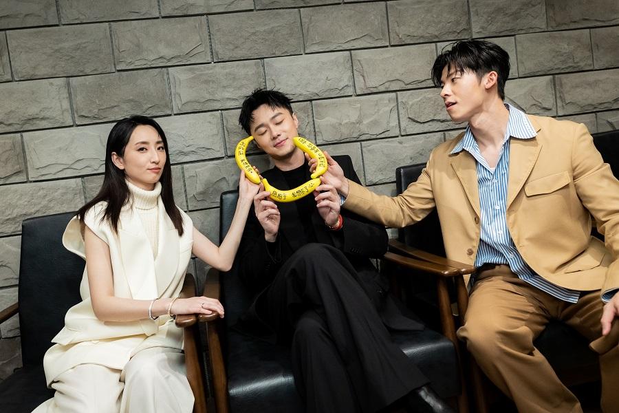 鳯南小隊柯佳嬿、許光漢和施柏宇趁宣傳空檔,鬼馬合照。