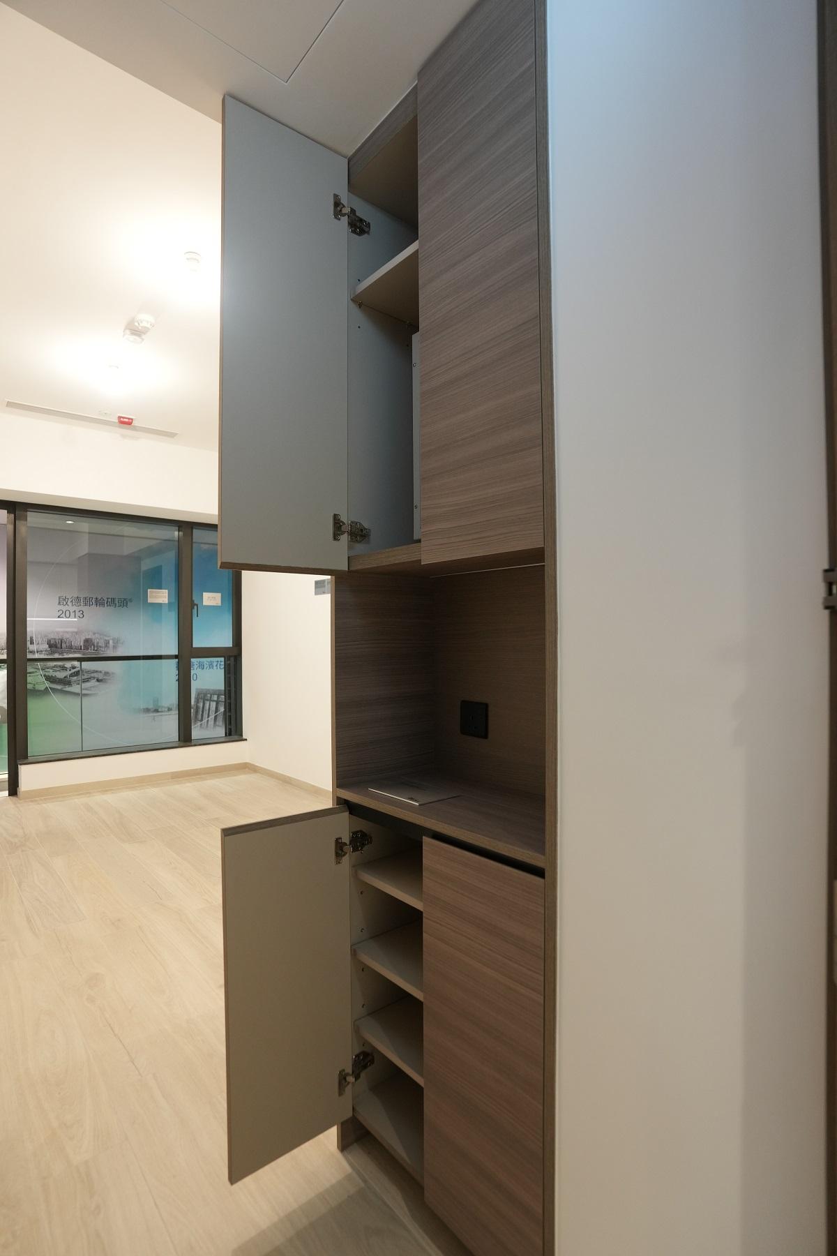 設於玄關的鞋櫃,中間位置預留備有插座的置物空間。