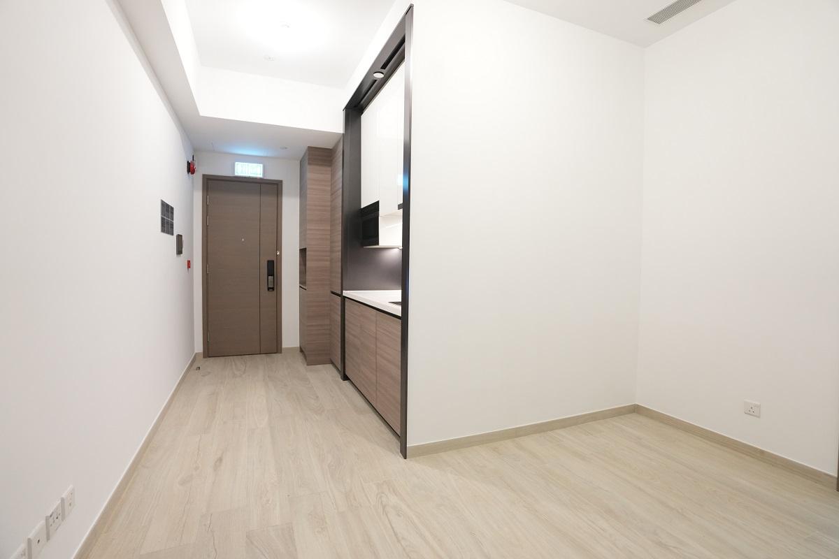 單位開則呈L形,將玄關、開放式廚房及客飯廳分隔開。