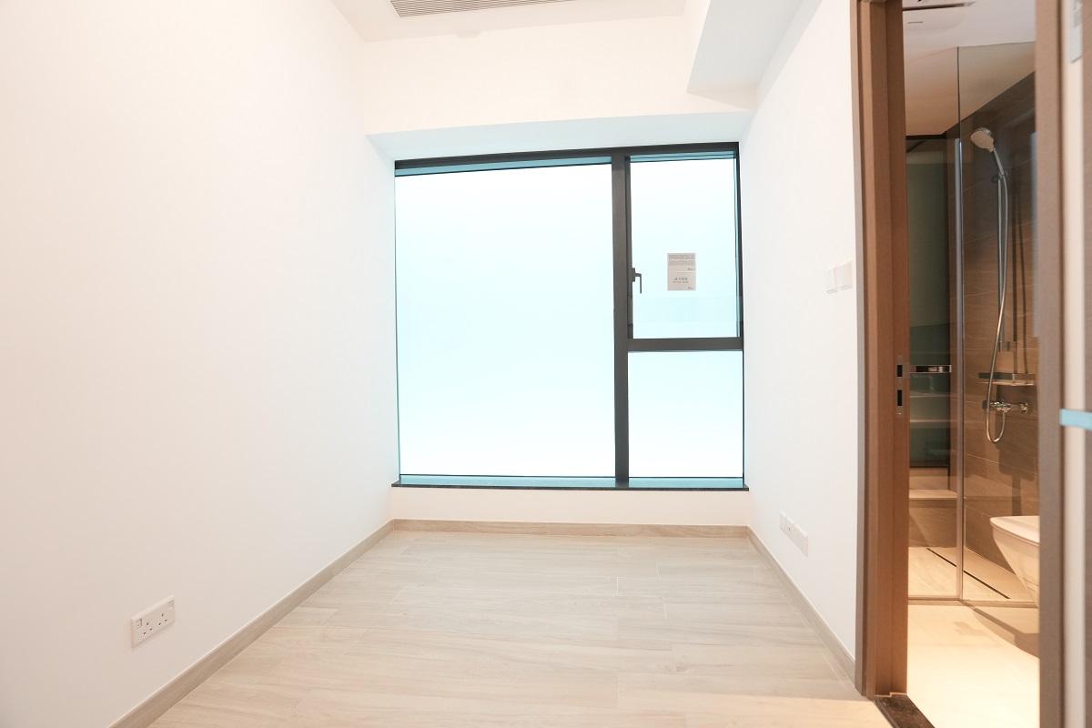 睡房間隔方正,擁特大玻璃窗,室內採光度十足。