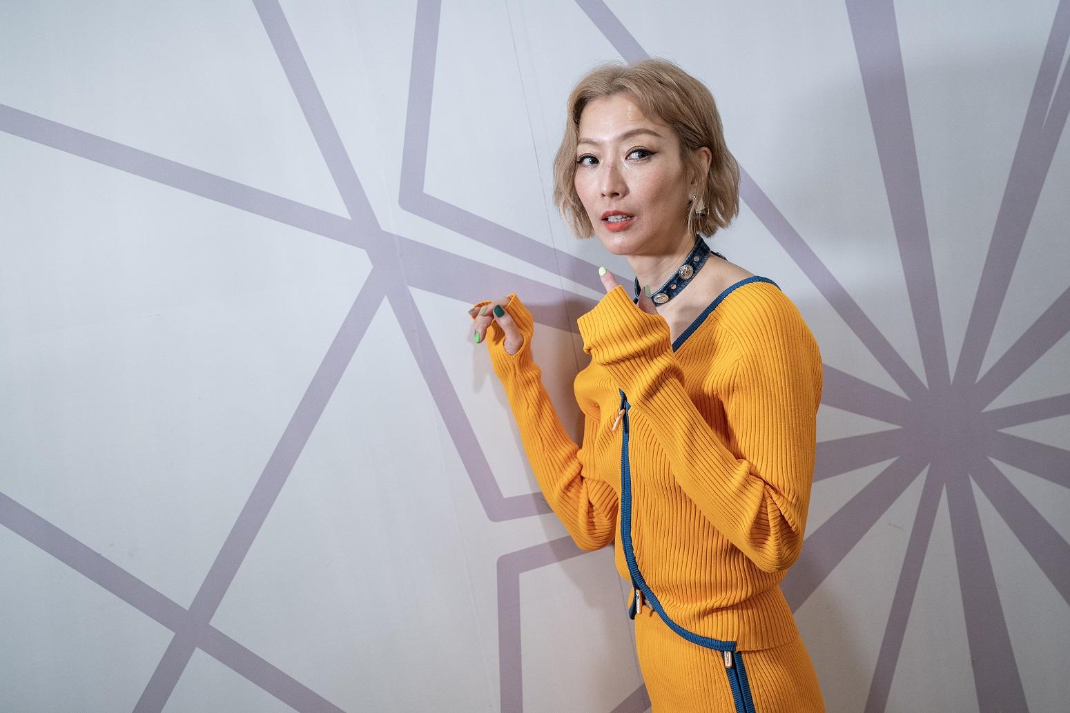 鄭秀文自爆在家裡愛吱吱喳喳。(陳奕釗攝)