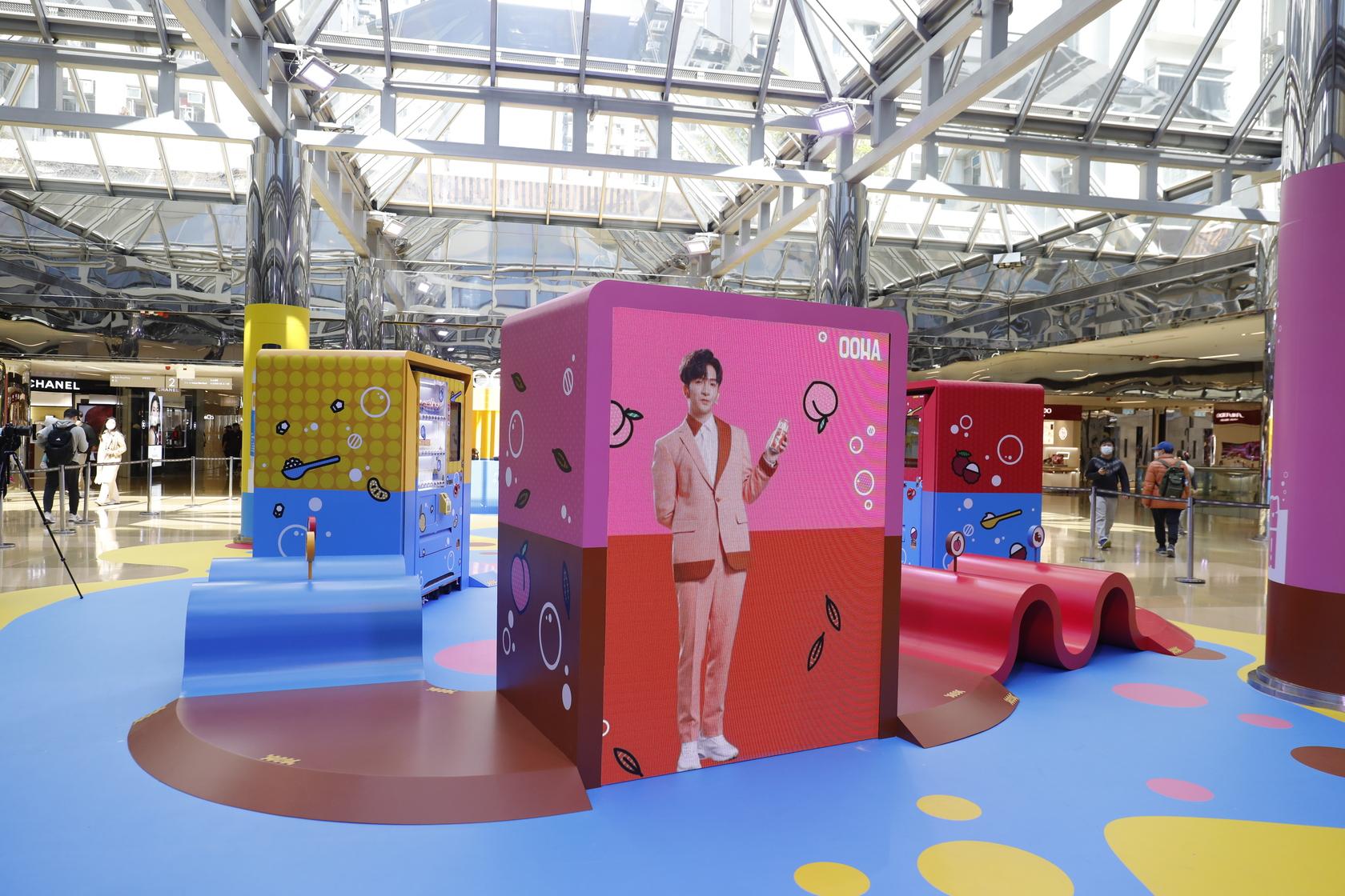 大家可以瘋狂與教主Anson Lo影相。