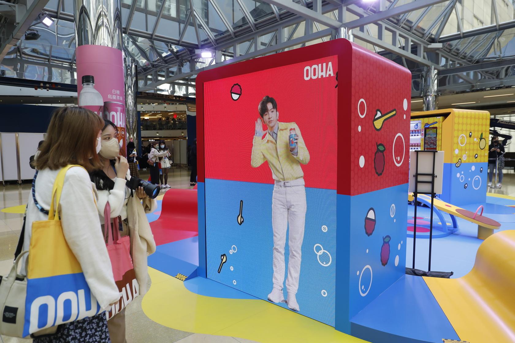 場內設有三個兩米高的Anson Lo互動大型投影牆。