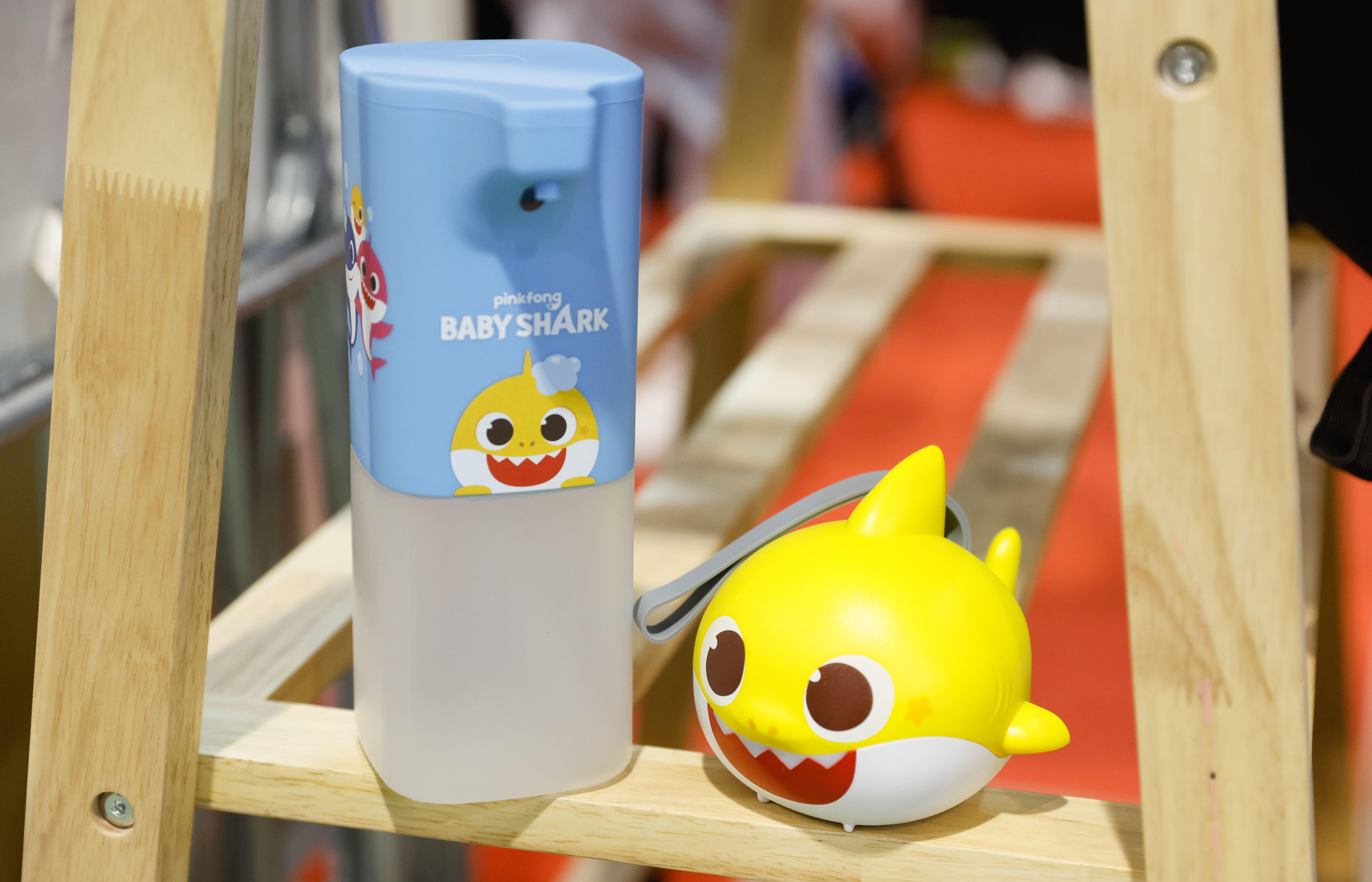 Comical Kid's Land Baby Shark 自動感應梘液機 會場優惠價$120;Baby Shark紫外線便攜式消毒器 會場優惠價$299(展位:M04-07)