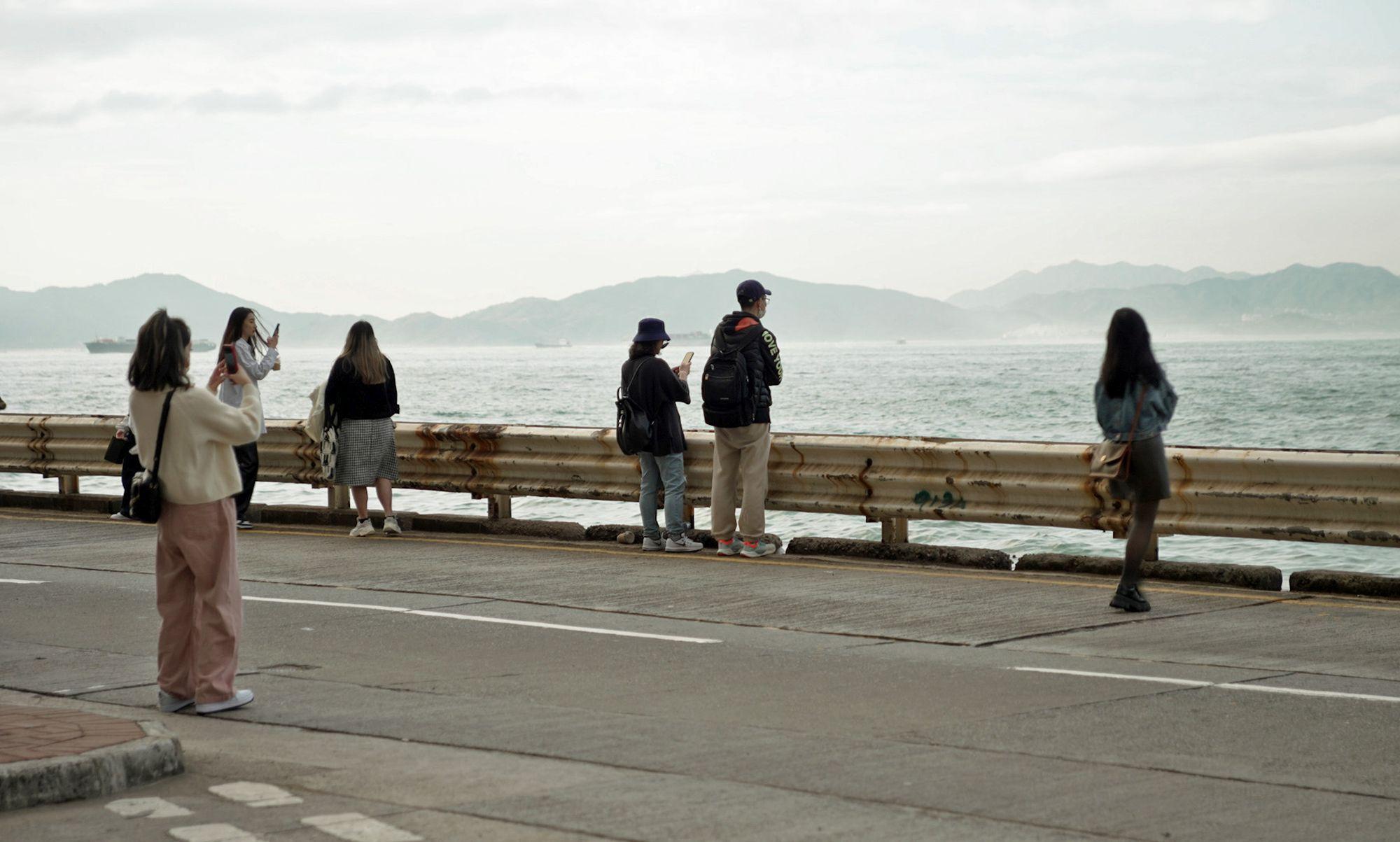 堅尼地城新海旁面向維港的路段為馬路,影響遊人欣賞日落時的體驗。