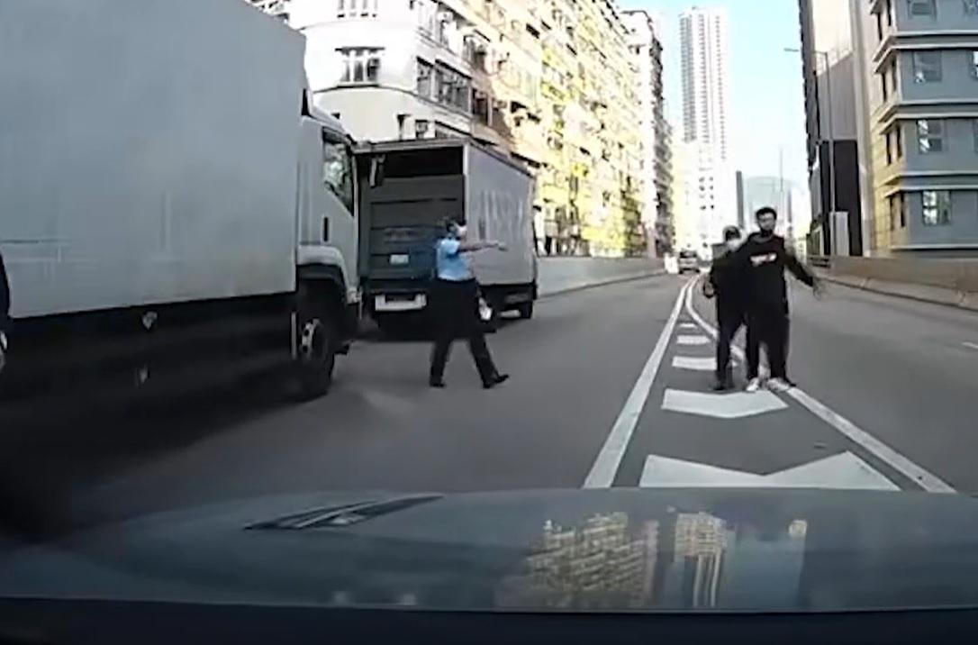 車Cam直擊|男子西九龍走廊衝出路中心 警員制服拖回安全位置