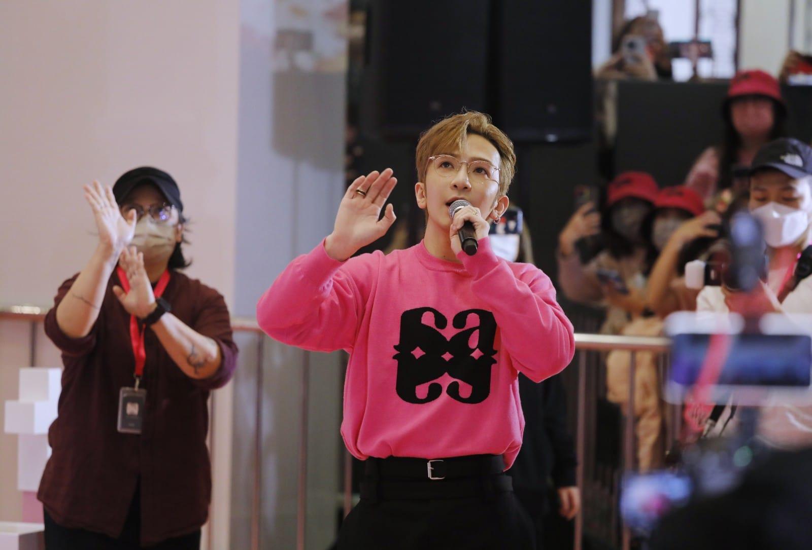 Anson Lo情人節現身尖沙咀,宣傳剛面世的個人品牌ALLOVER。(林俊源攝)