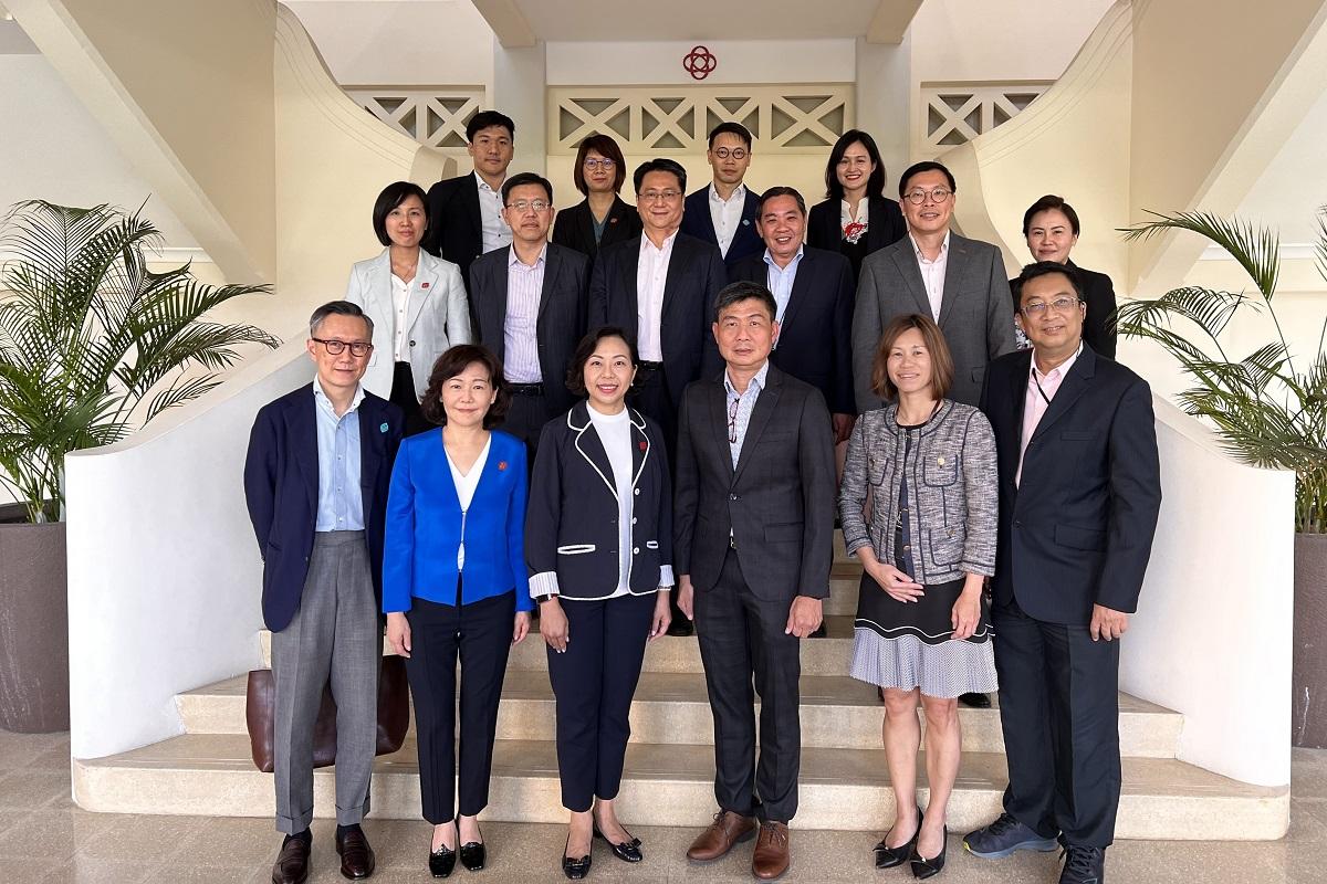 麥美娟(第一排左三)、張趙凱渝(第一排左二)與卓榮能(第一排右三)於人民協會合照。(政府新聞處)