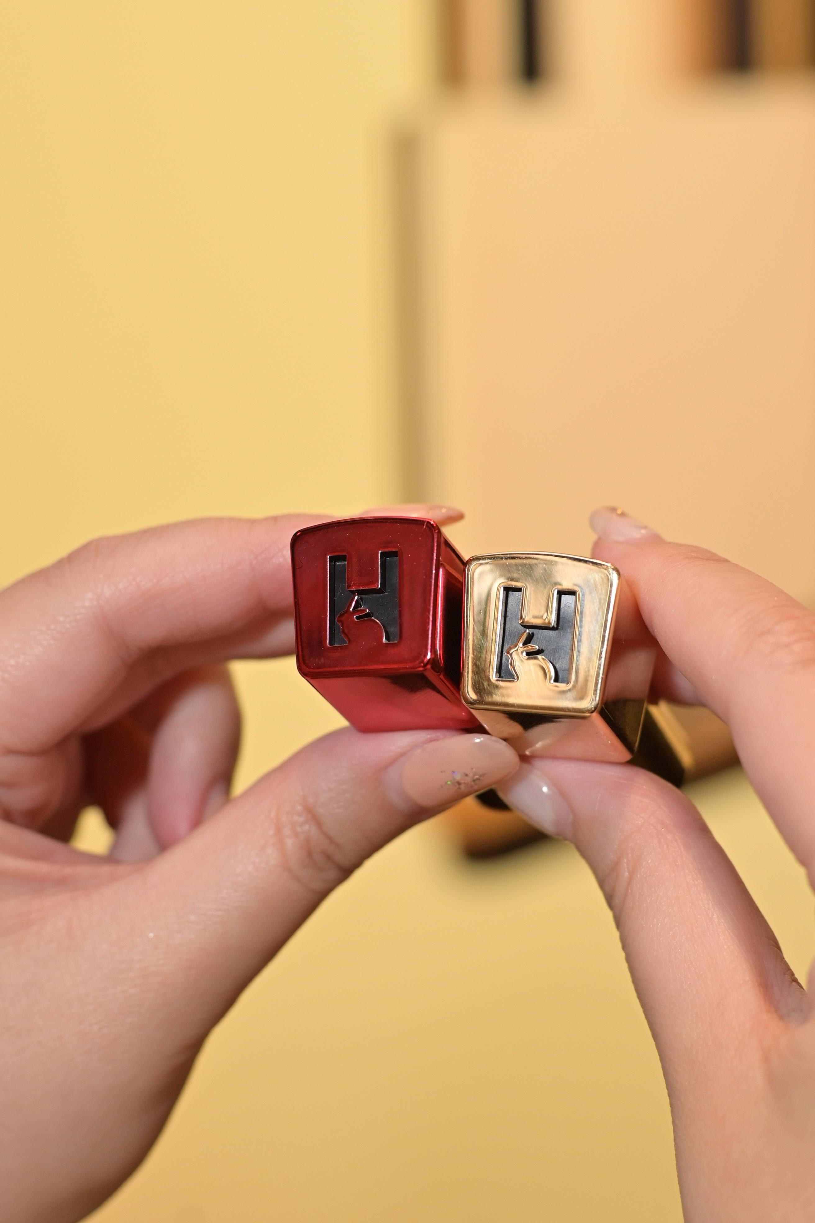 2023春妝新品合集|唇膏底部的UNLOCKED解鎖標誌,彰顯品牌對動物福利的承諾。