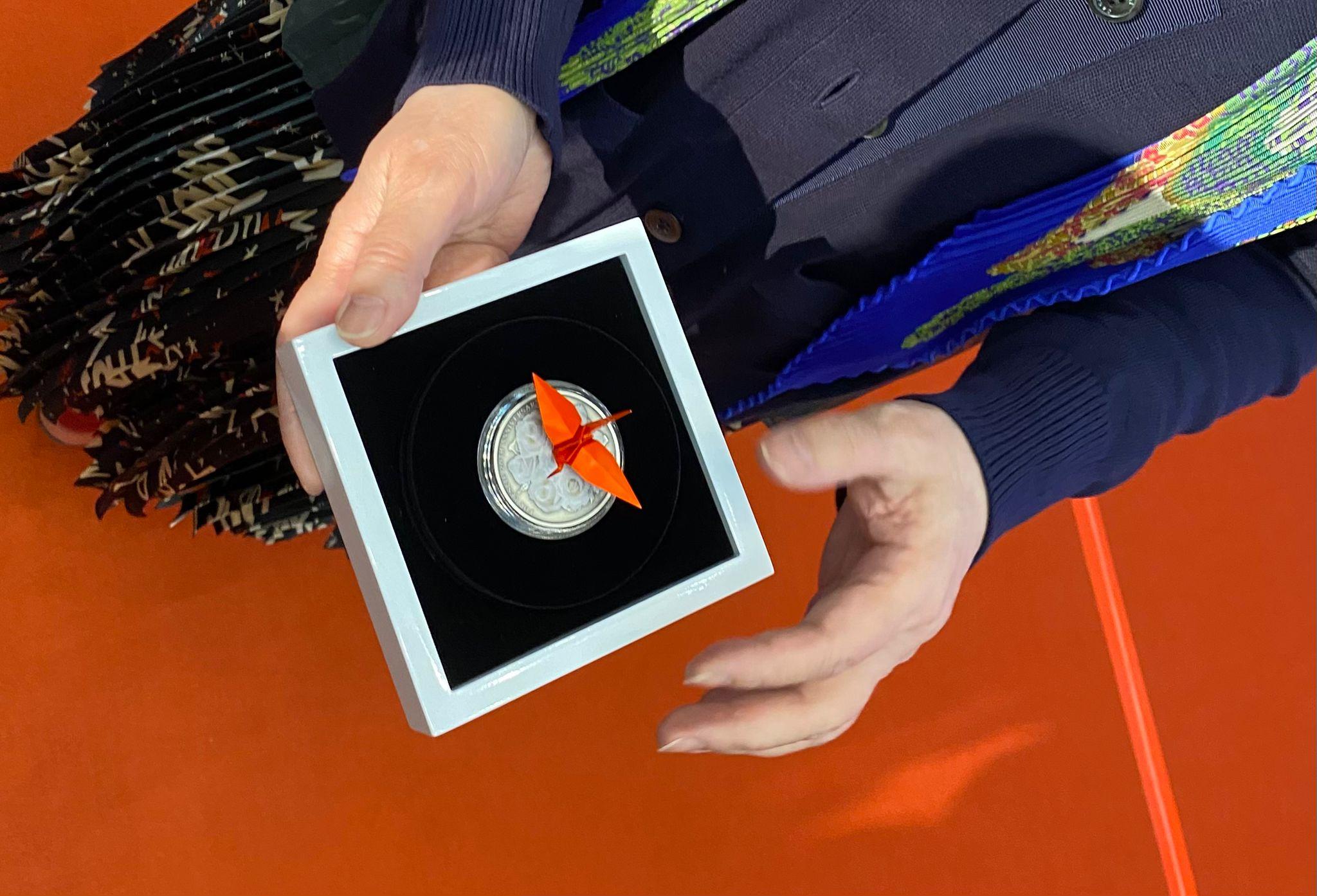 「張國榮20周年復古紀念章」紙鶴版。