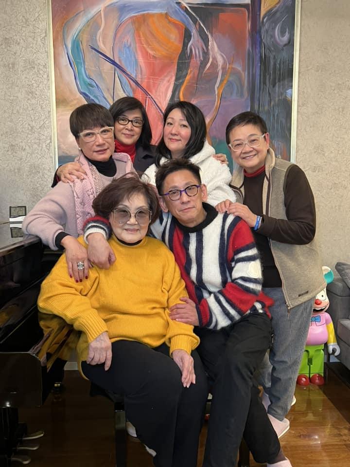 陳玉蓮出席汪曼玲的新春飯局,與昔日的電視圈老友相聚。(汪曼玲FB)