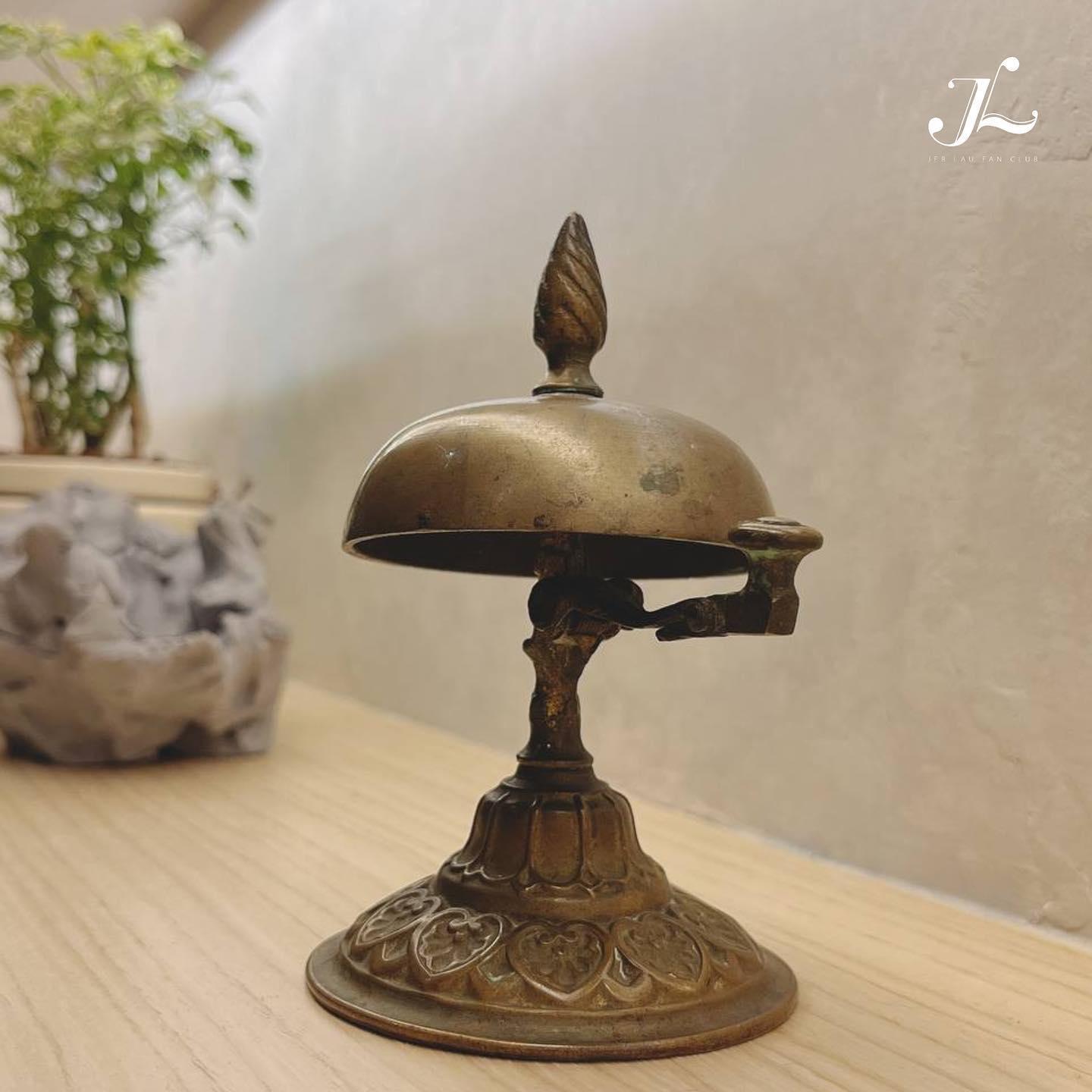 Jer與友人合資開Cafe,fans club送上古董櫃檯鈴作禮。(IG@Jer Lau Fans Club)