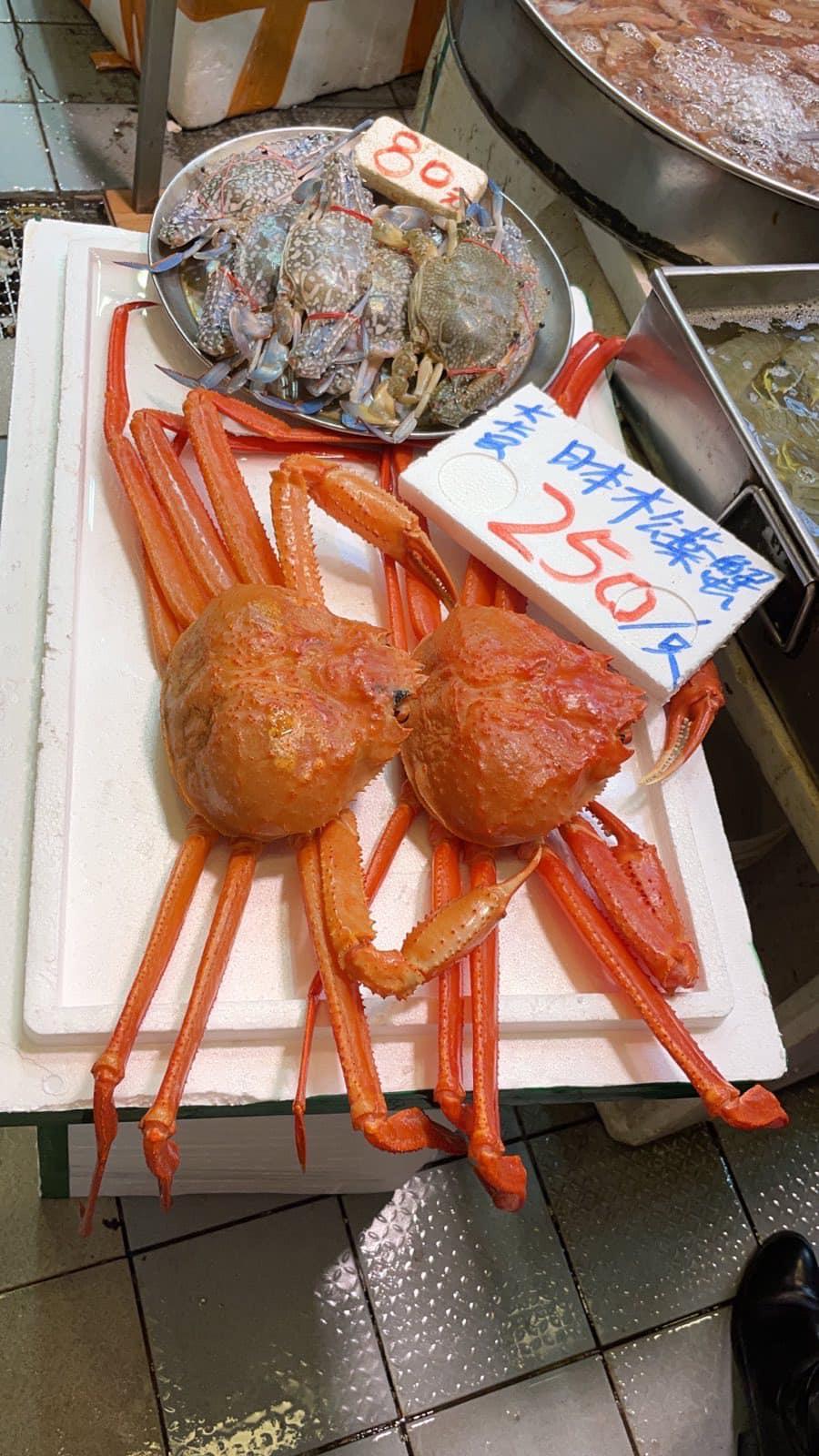 樓主又同時發布一張該魚檔售賣的松葉蟹圖片,形容為「死到膠曬的日本松葉蟹」。(網上圖片)