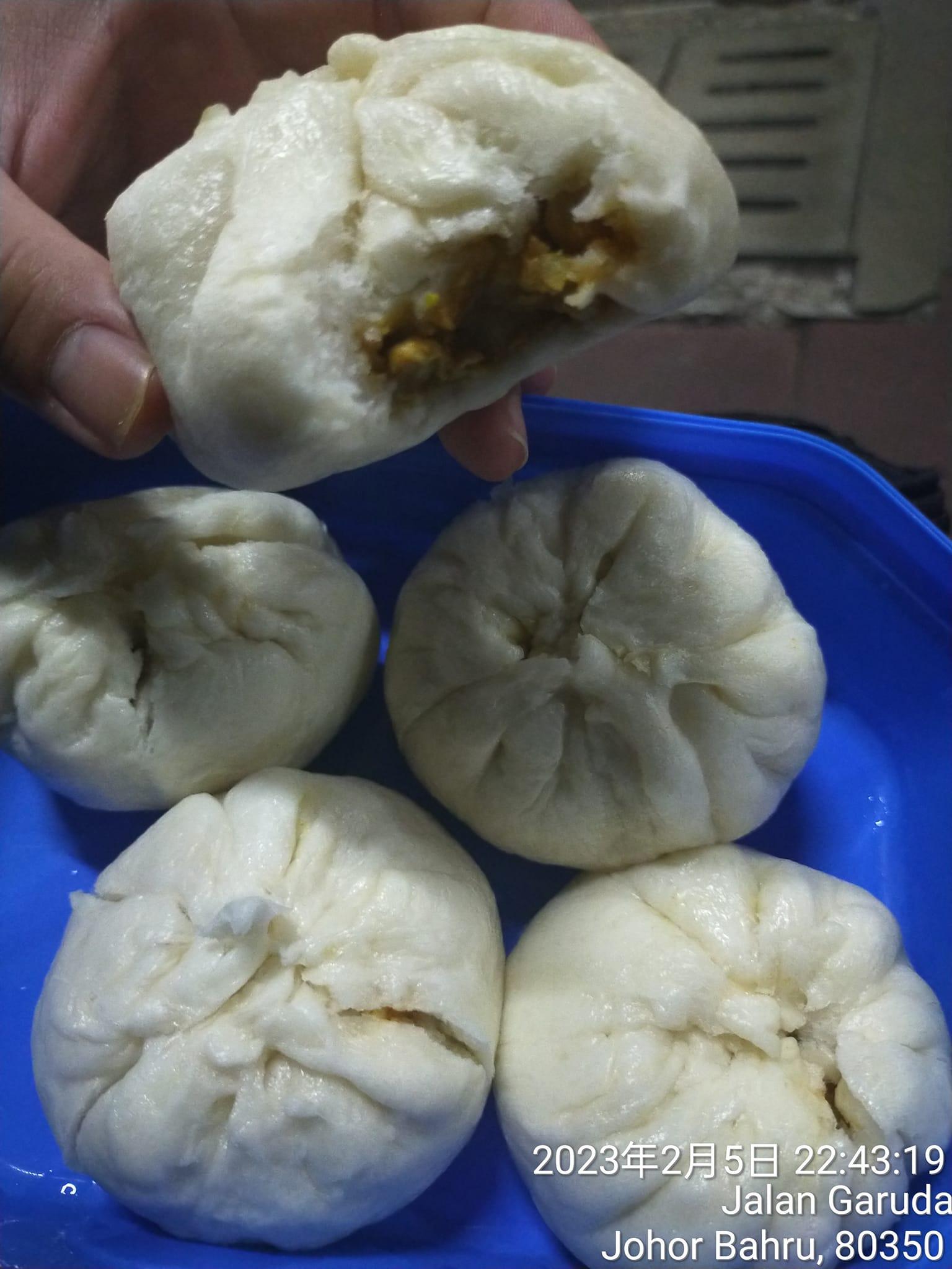 慈父一打開盒,看到包子竟然有5大個,頓時嚇了一跳。(互聯網)