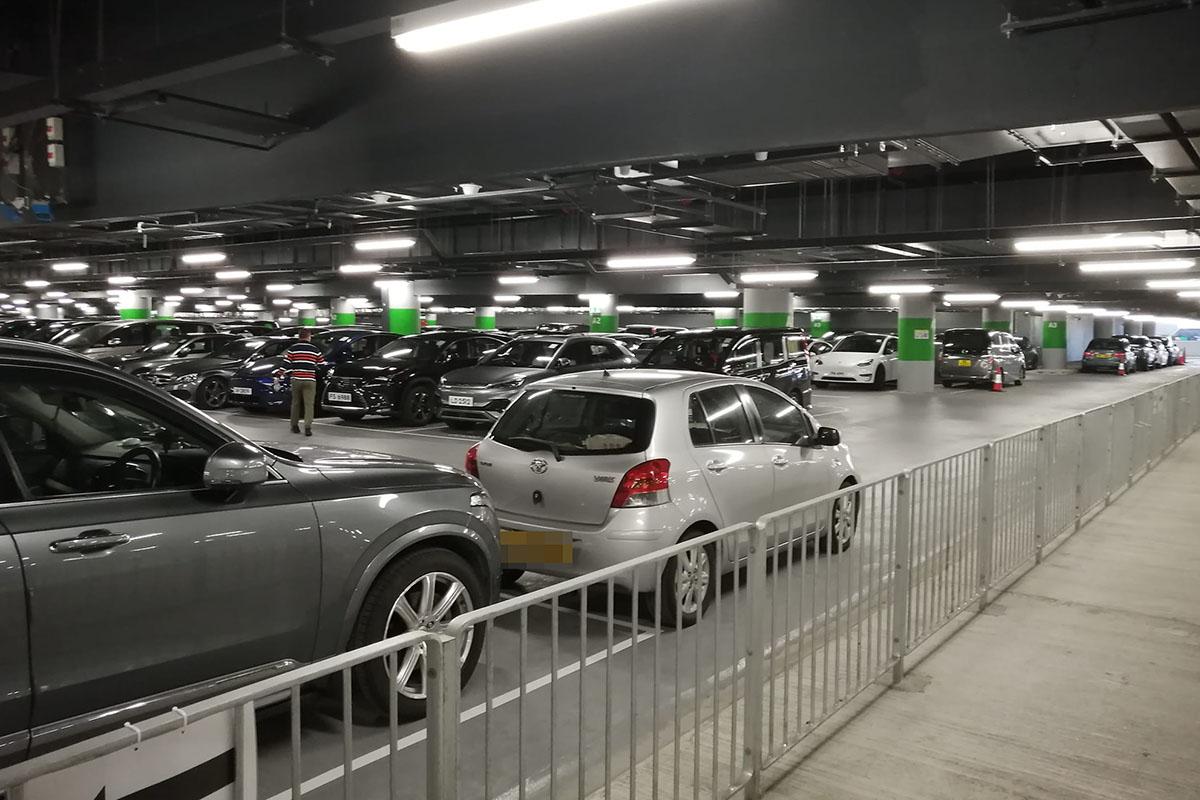 香園圍邊境管制站停車場車位供不應求,有車輛獲安排在非車位位置停泊。(FB群組「北區之友」)