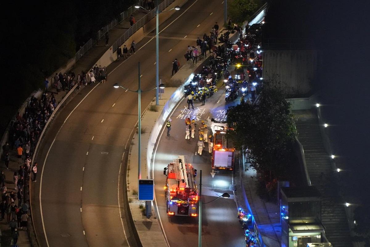 鴨脷洲橋道有大批市民駐足觀看意外現場。(網民Harry Cheng@FB群組「南區之友 2.0」)