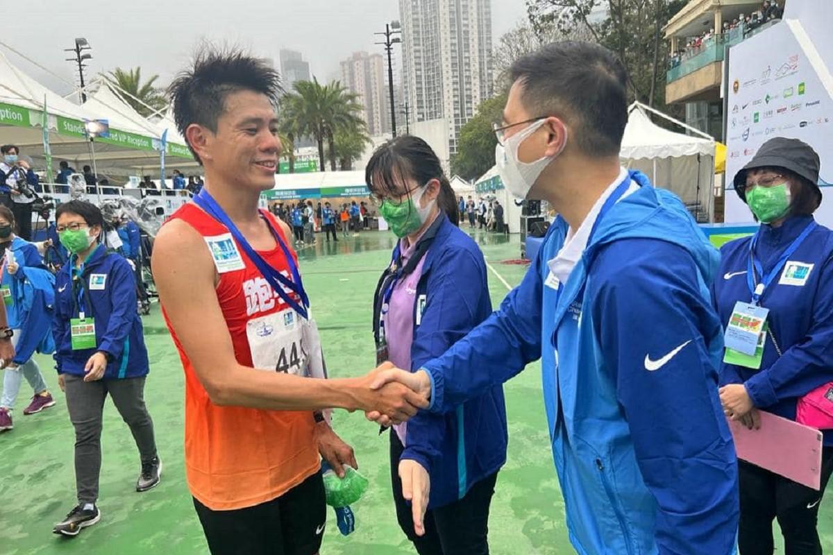 文化體育及旅遊局局長楊潤雄(右二)祝賀紀嘉文(右四)。(楊潤雄FB)