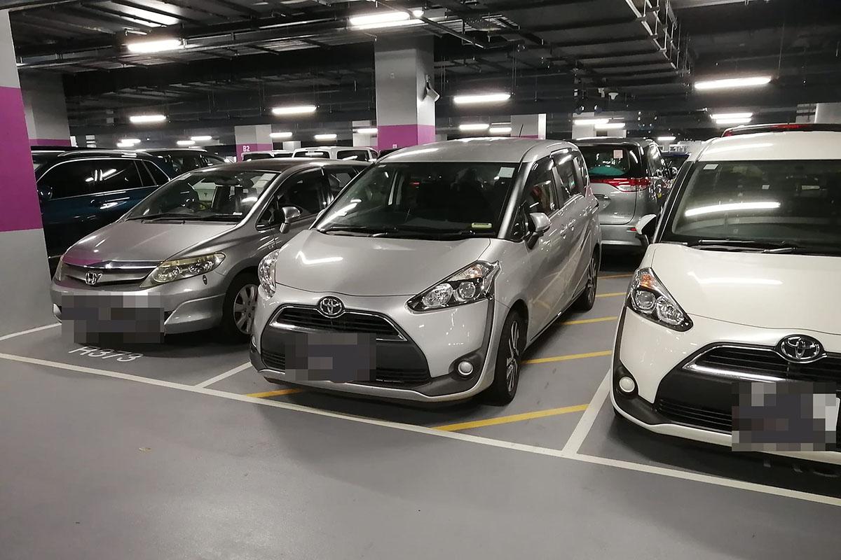 香園圍邊境管制站停車場車位供不應求,有車輛獲安排在非車位位置停泊。(FB群組「北區之友」)