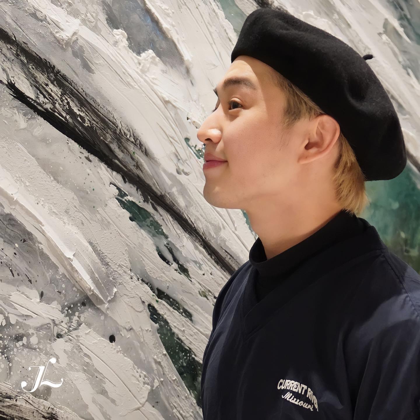 Jer面對著的巨型樹脂畫,出自香港首個樹脂藝術品牌。(IG@Jer Lau Fans Club)