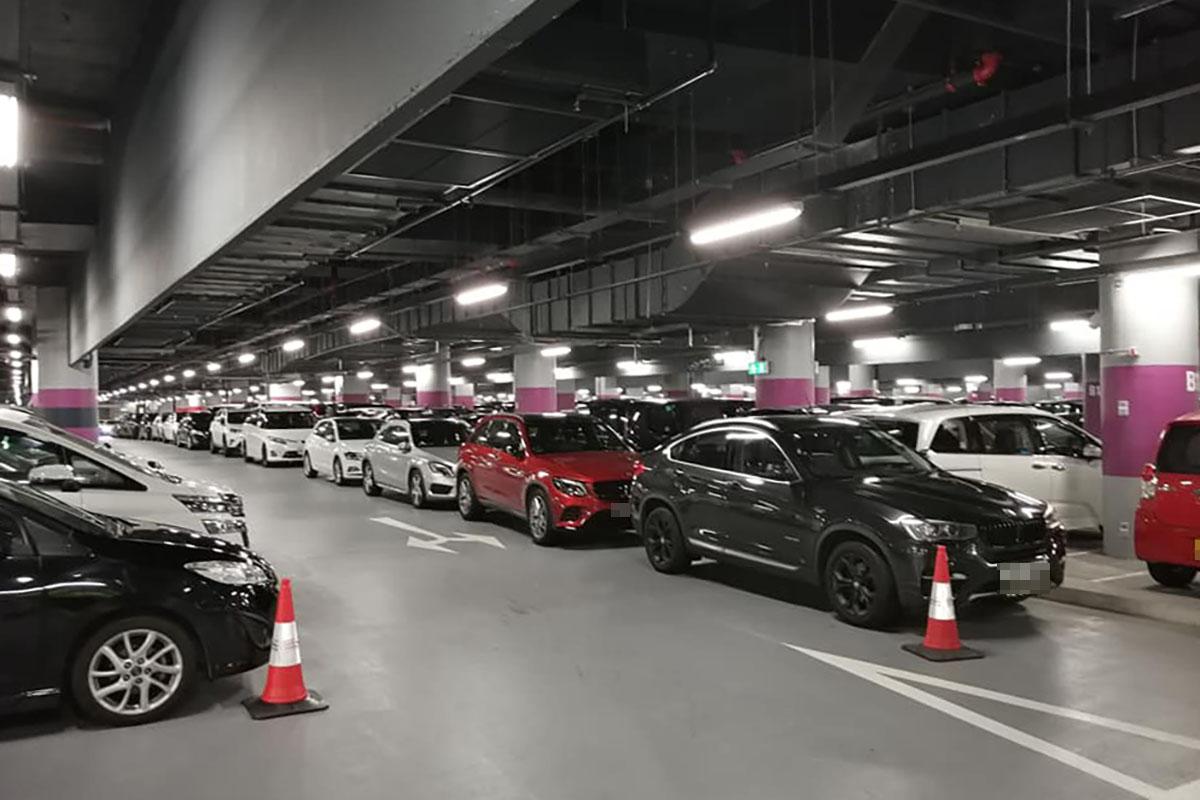 香園圍邊境管制站停車場車位供不應求,有車輛獲安排在非車位位置停泊。(FB群組「北區之友」)