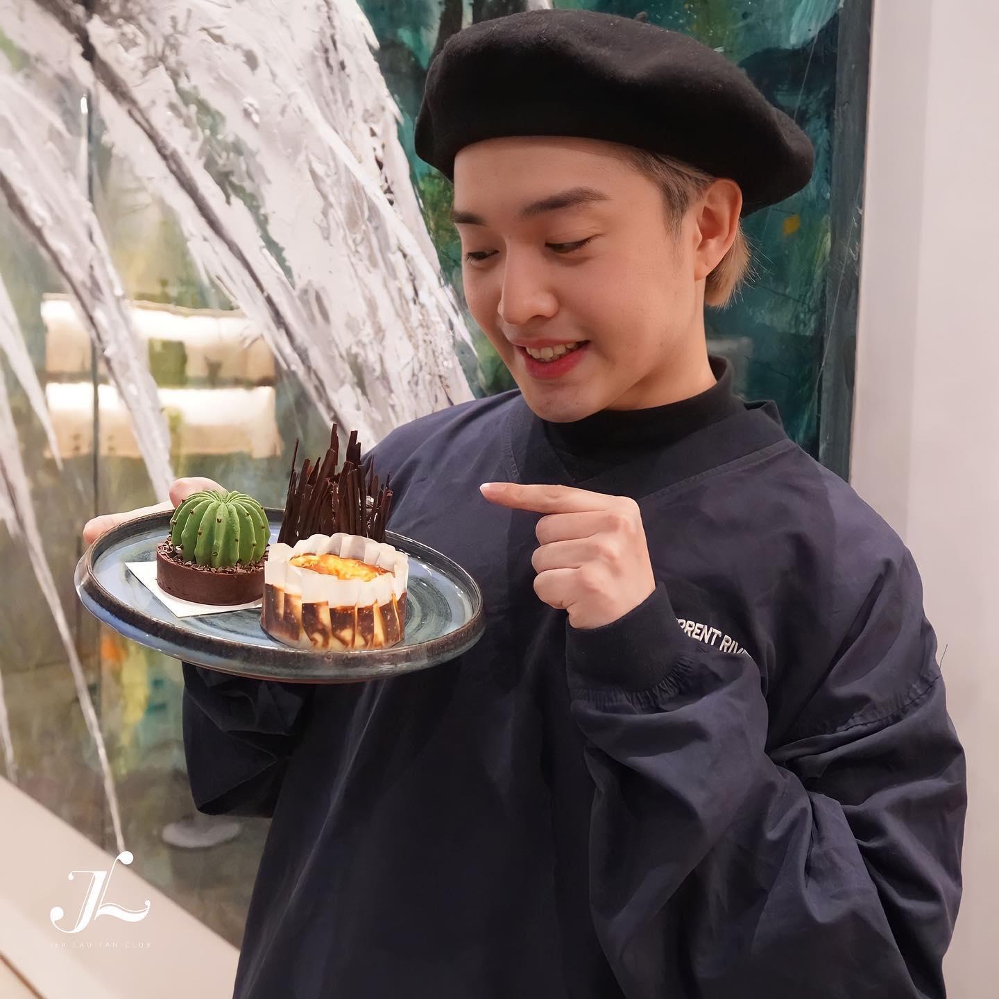 Jer捧著Cafe的特色甜品合照。(IG@Jer Lau Fans Club)