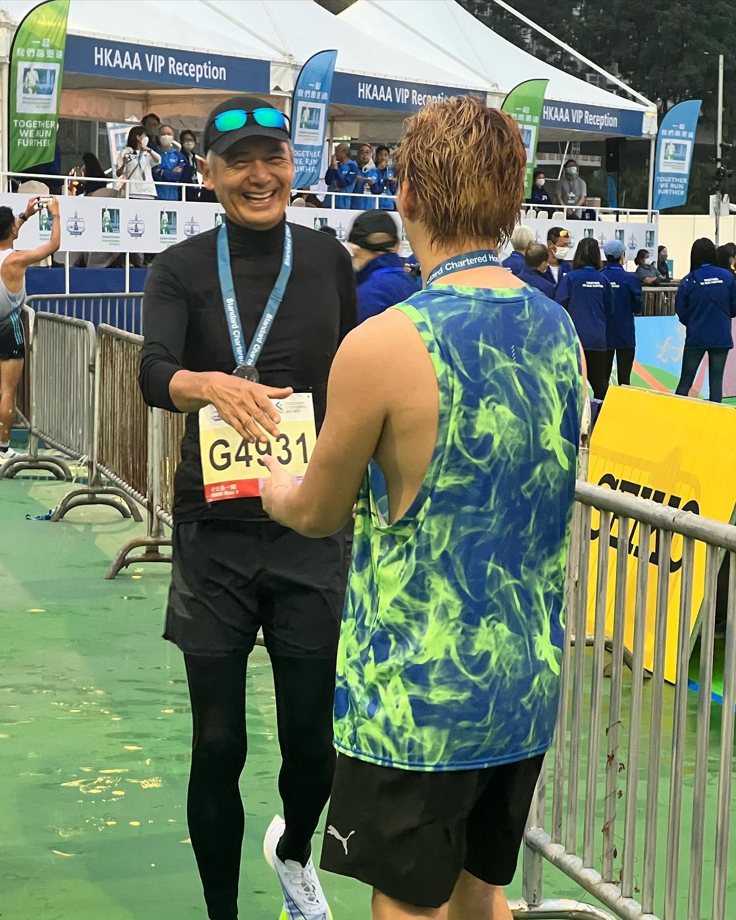 保錡巧遇發哥,興奮集郵並上載社交平台。(IG@保錡)