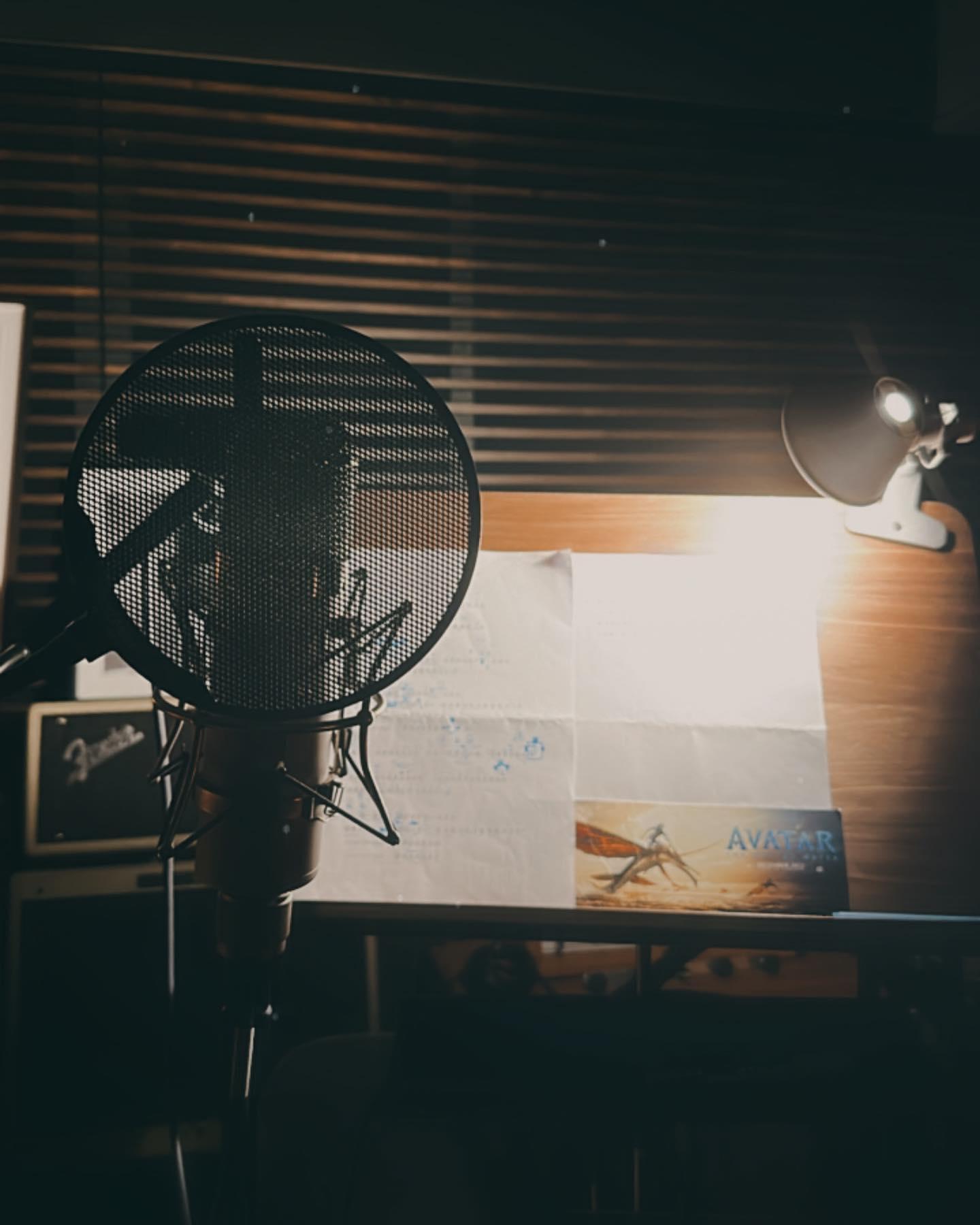 Jer已錄完兩首新歌,從錄音室照片可見一張《阿凡達:水之道》的紀念票。(Jer IG)