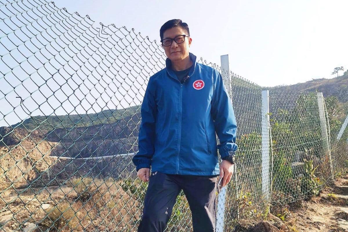 鄧炳強早上與香港海關青年發展計劃成員,一同到渣甸山遠足。(鄧炳強FB)