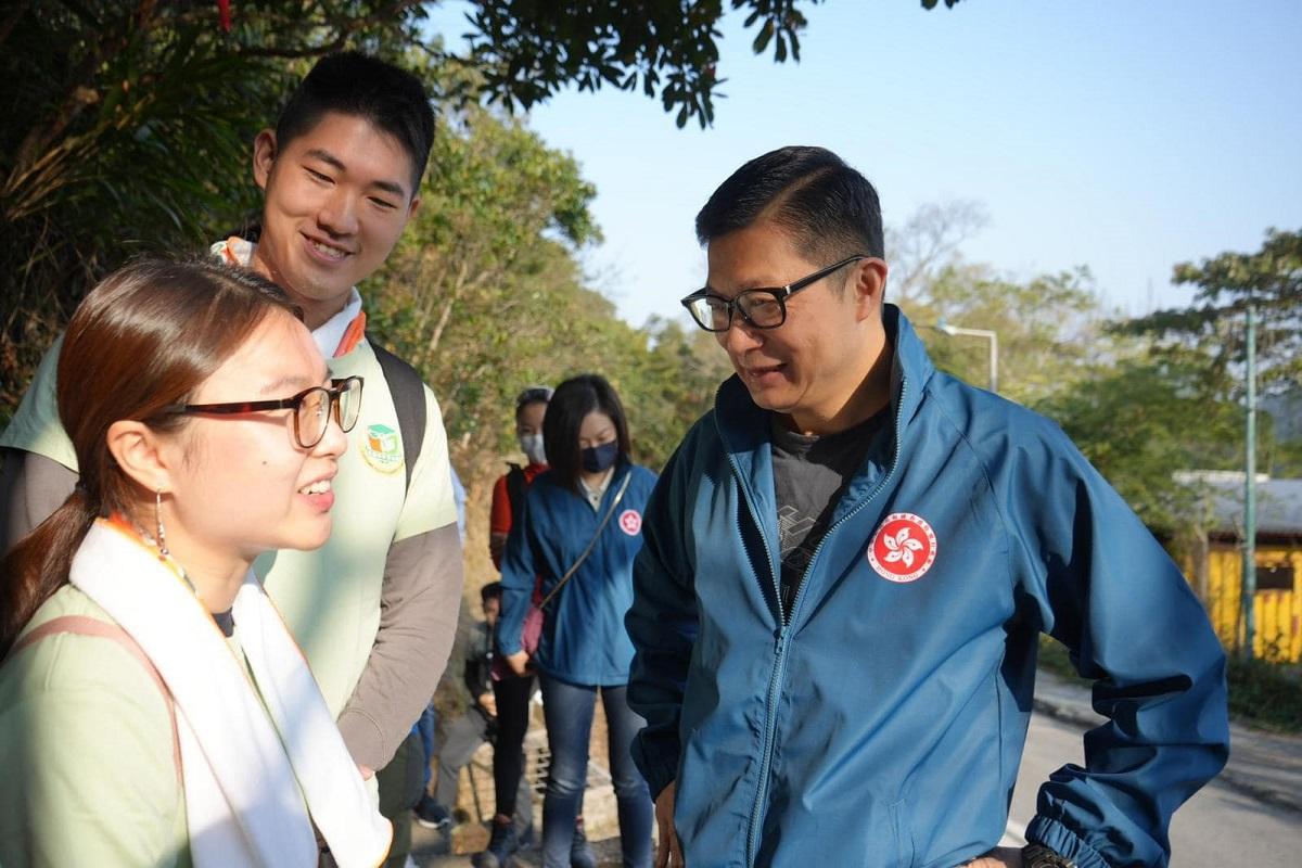 鄧炳強早上與香港海關青年發展計劃成員,一同到渣甸山遠足。(鄧炳強FB)