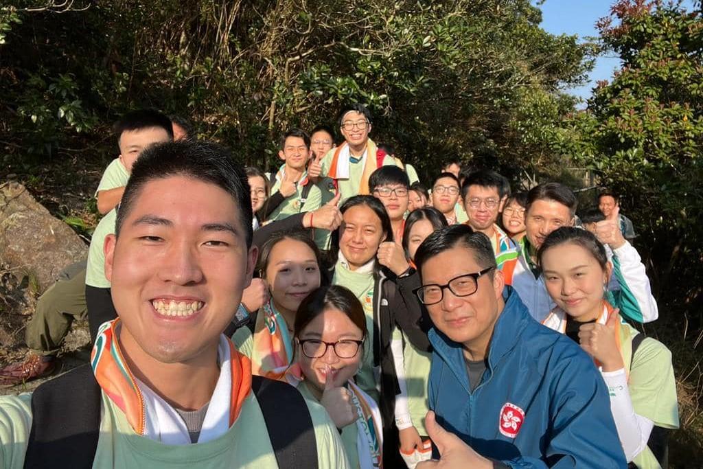 鄧炳強早上與香港海關青年發展計劃成員,一同到渣甸山遠足。(鄧炳強FB)