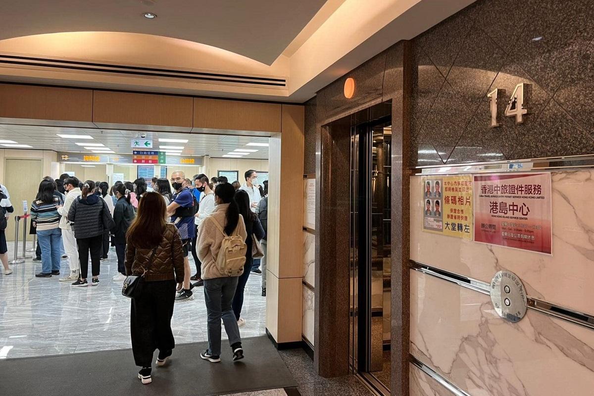 中旅證件服務今日加開港島中心,協助要到內地考察的公社科師生辦理回鄉證。(蔡若蓮FB)