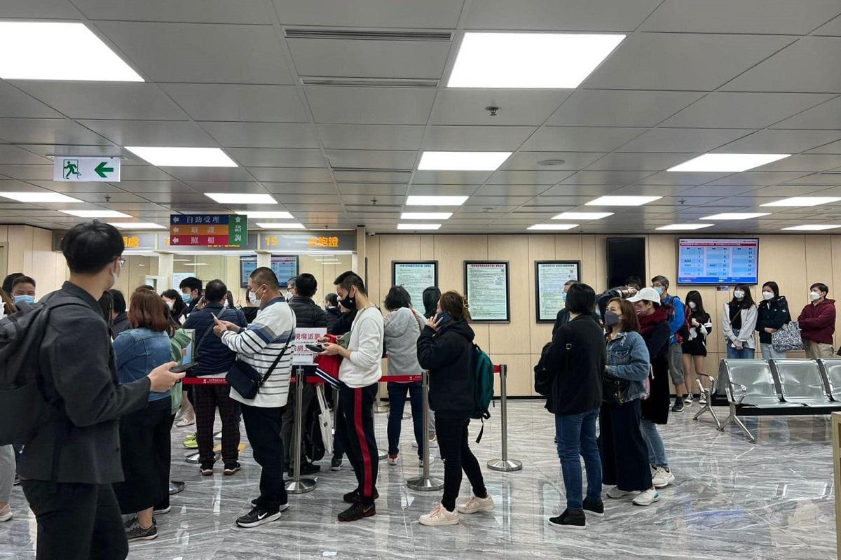 中旅證件服務今日加開港島中心,協助要到內地考察的公社科師生辦理回鄉證。(蔡若蓮FB)