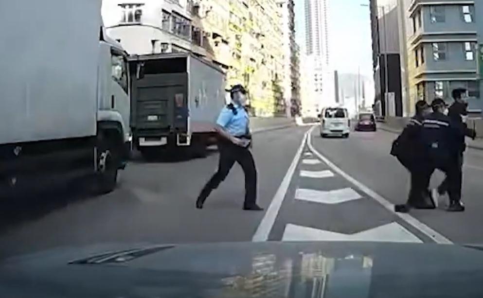 車Cam直擊|男子西九龍走廊衝出路中心 警員制服拖回安全位置