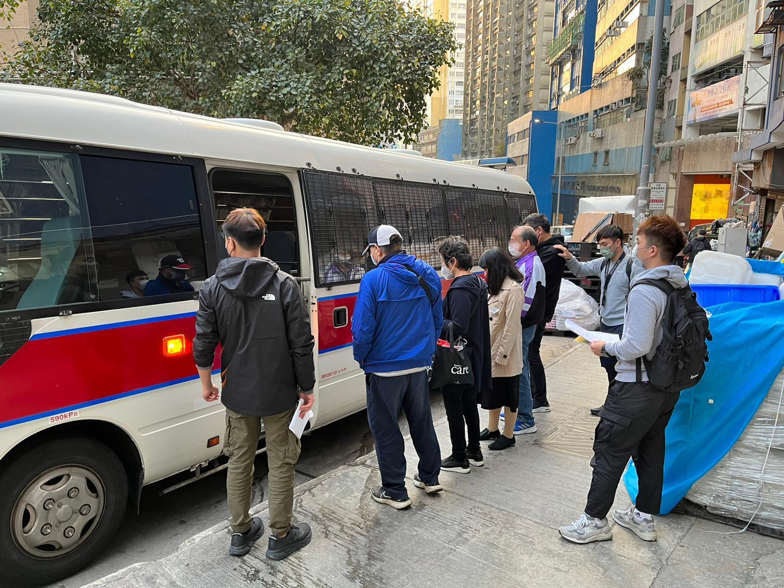 警打擊三合會收入來源拘234人 搗多個非法賭檔私煙倉及賣淫場所