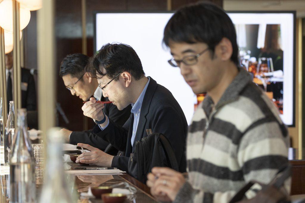 公司開發部門人員品嘗兩款布丁,有人指含有「人造『鵝肝』」吃得出肥美味道。(互聯網)