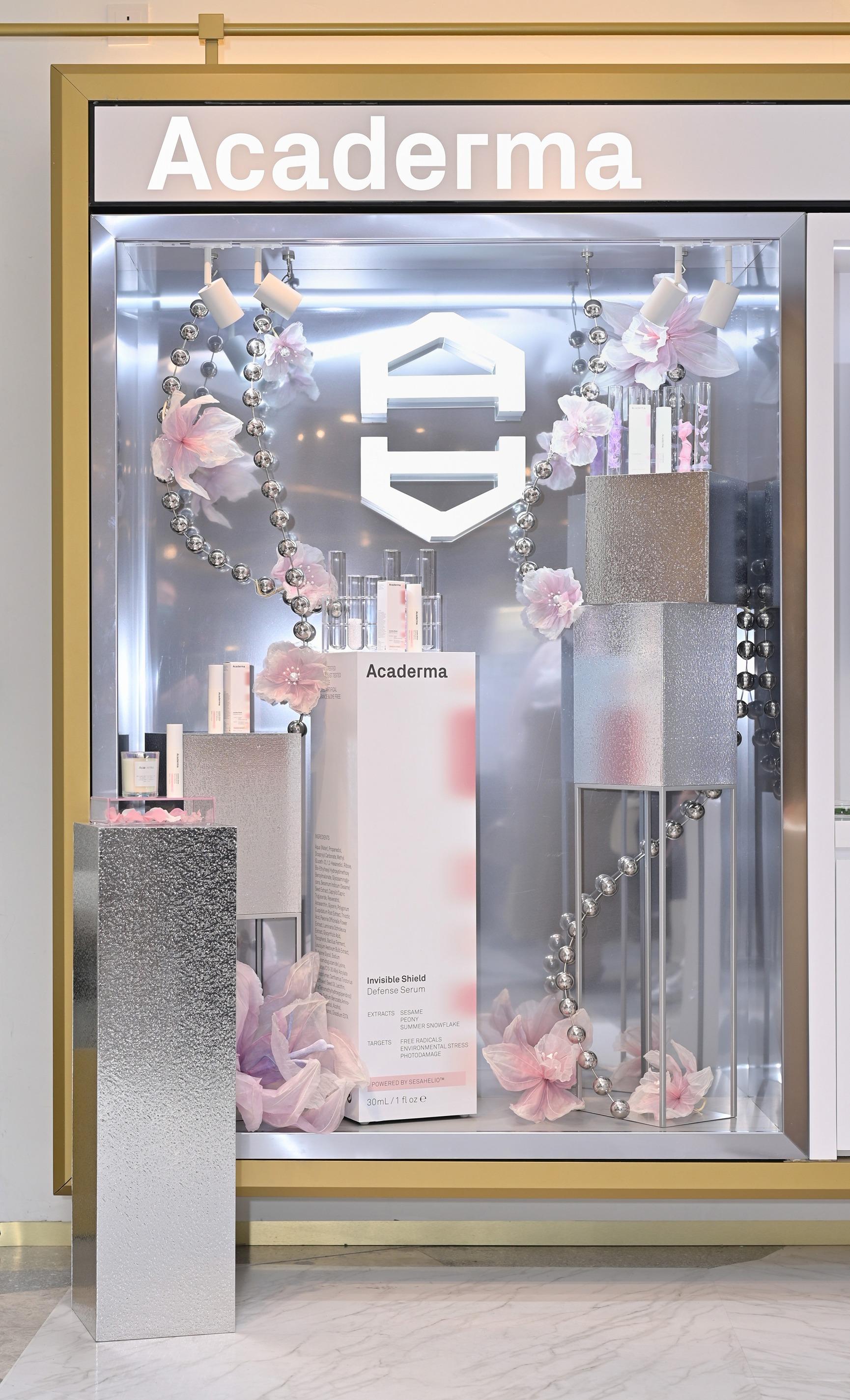 專櫃的主題櫃精心布置成粉紅色,重點推介最新產品。