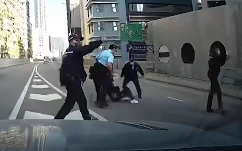 車Cam直擊|男子西九龍走廊衝出路中心 警員制服拖回安全位置