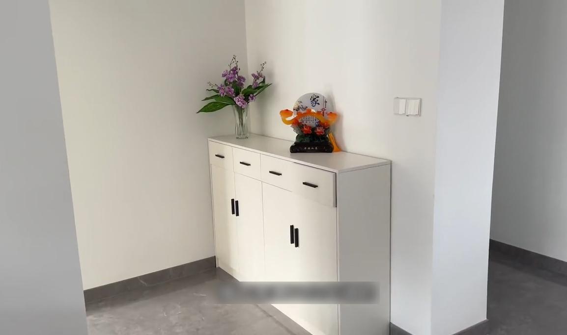 玄關只有簡約矮櫃。(互聯網)