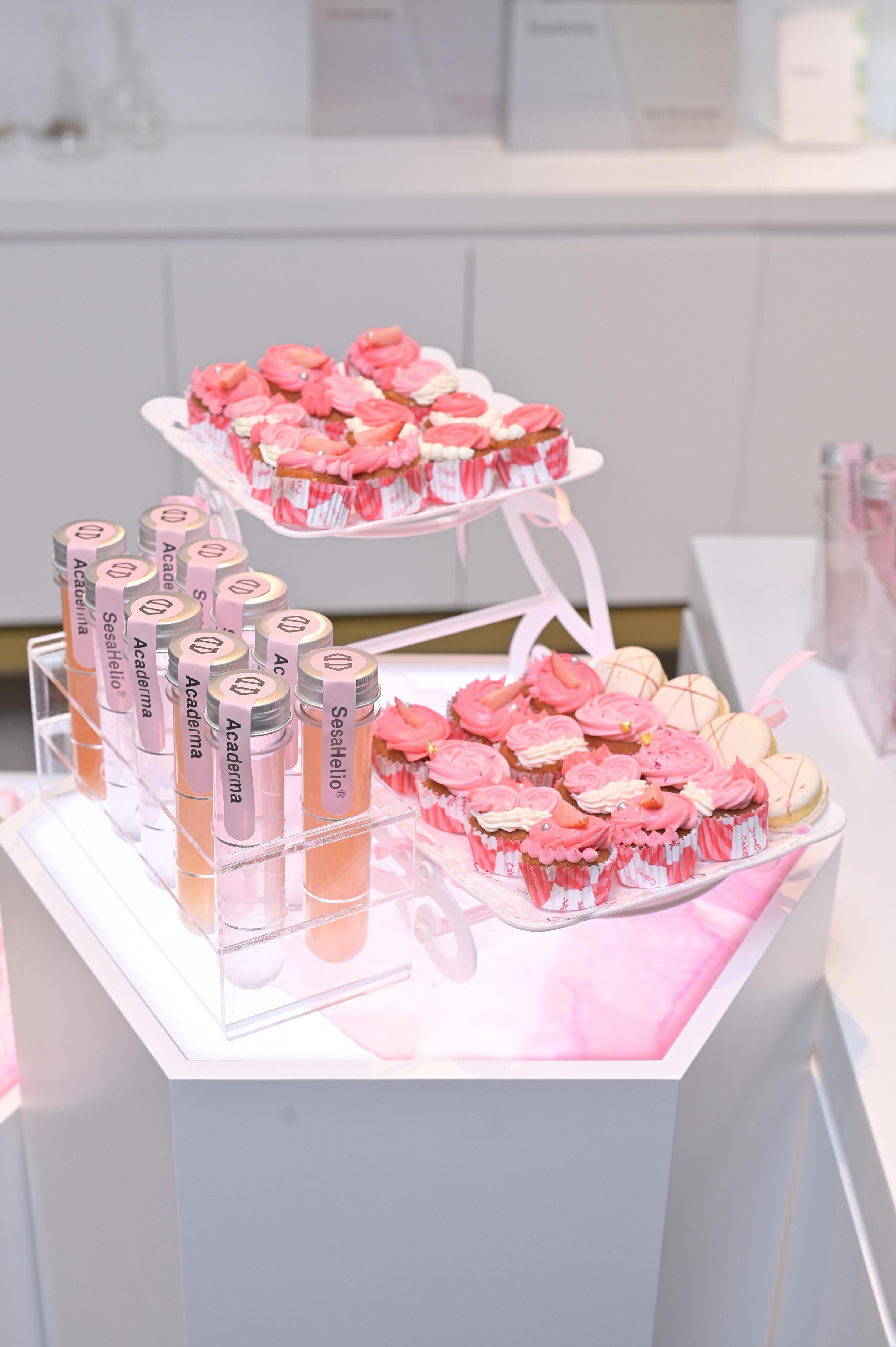 品牌特別準備多款粉紅色的特色甜點,飲品也以象徵著科學的試管盛著。