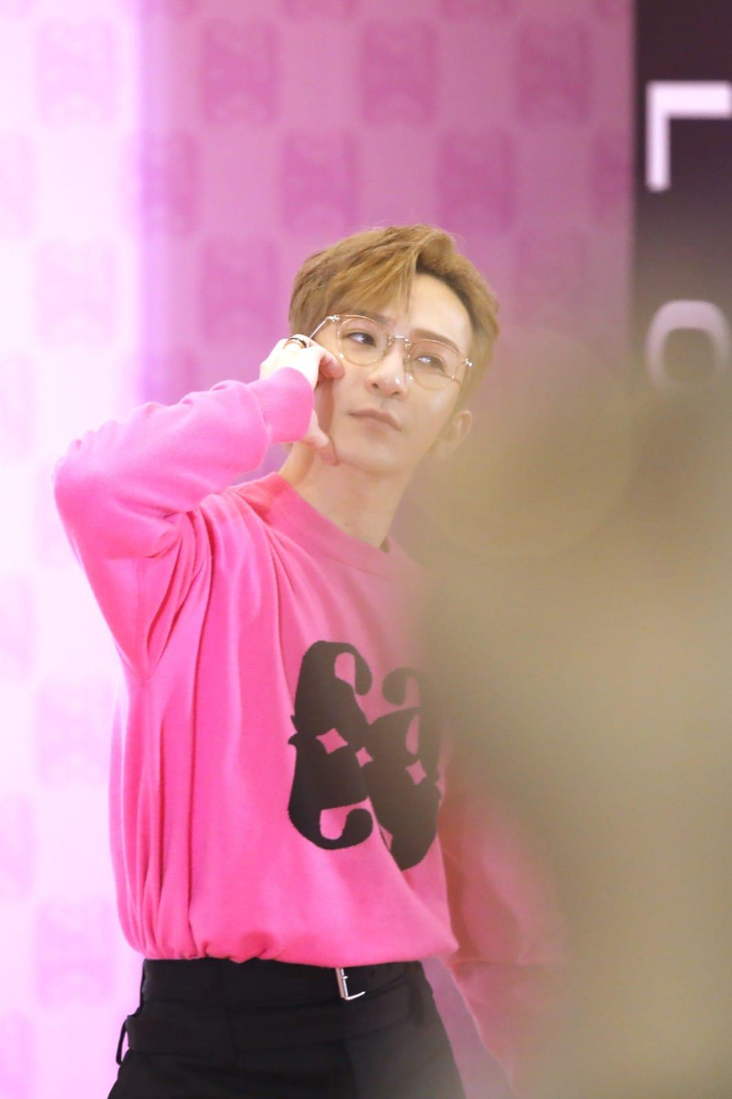 Anson Lo情人節現身尖沙咀,宣傳剛面世的個人品牌ALLOVER。(林俊源攝)