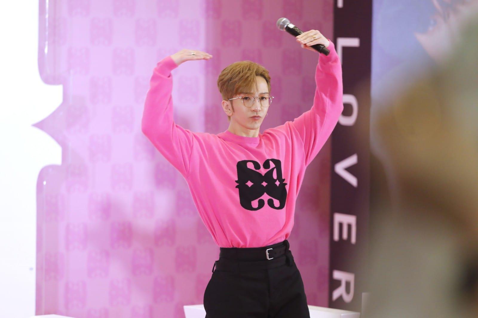 Anson Lo興奮與神徒互動。(林俊源攝)