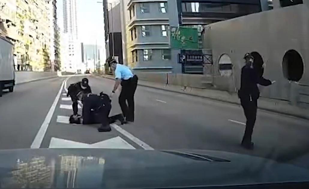 車Cam直擊|男子西九龍走廊衝出路中心 警員制服拖回安全位置