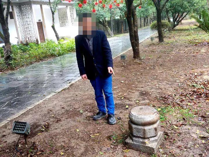 唐男被帶回案發現場,指認所偷文物。(互聯網)