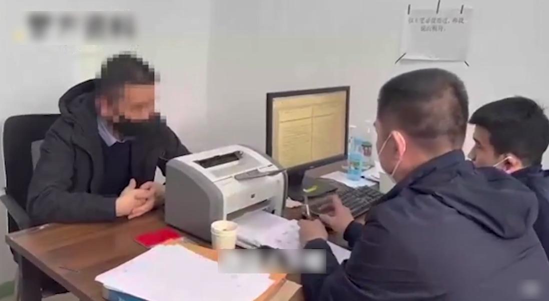 劉男被捕後,接受警方盤問。(互聯網)