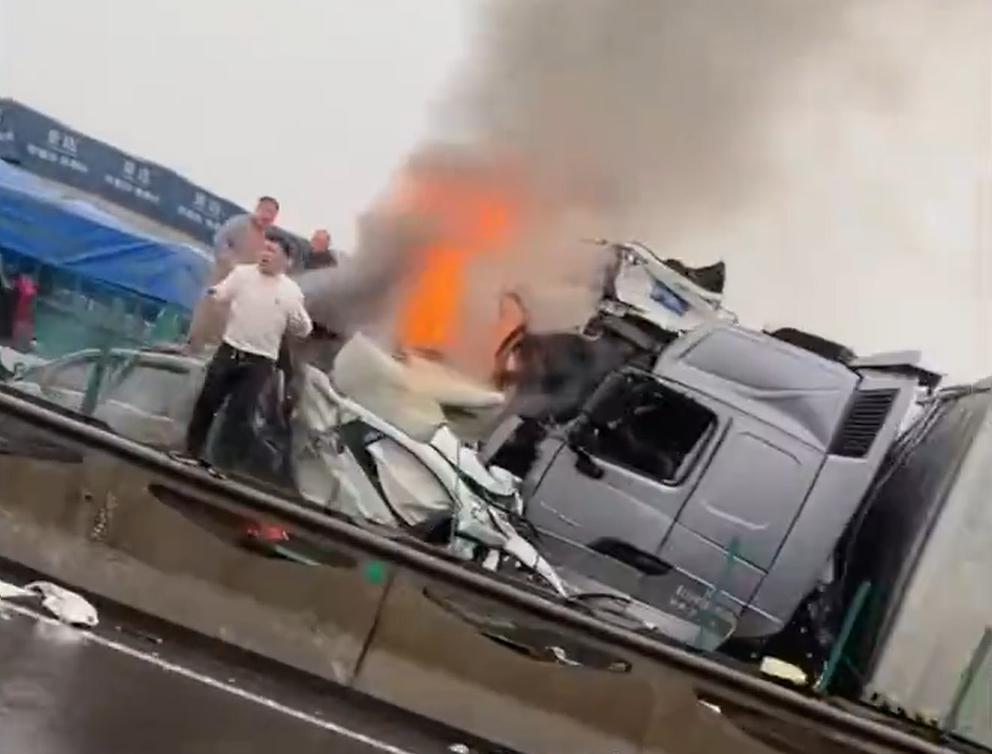 現場有人向路過車輛呼求滅火器。(互聯網)