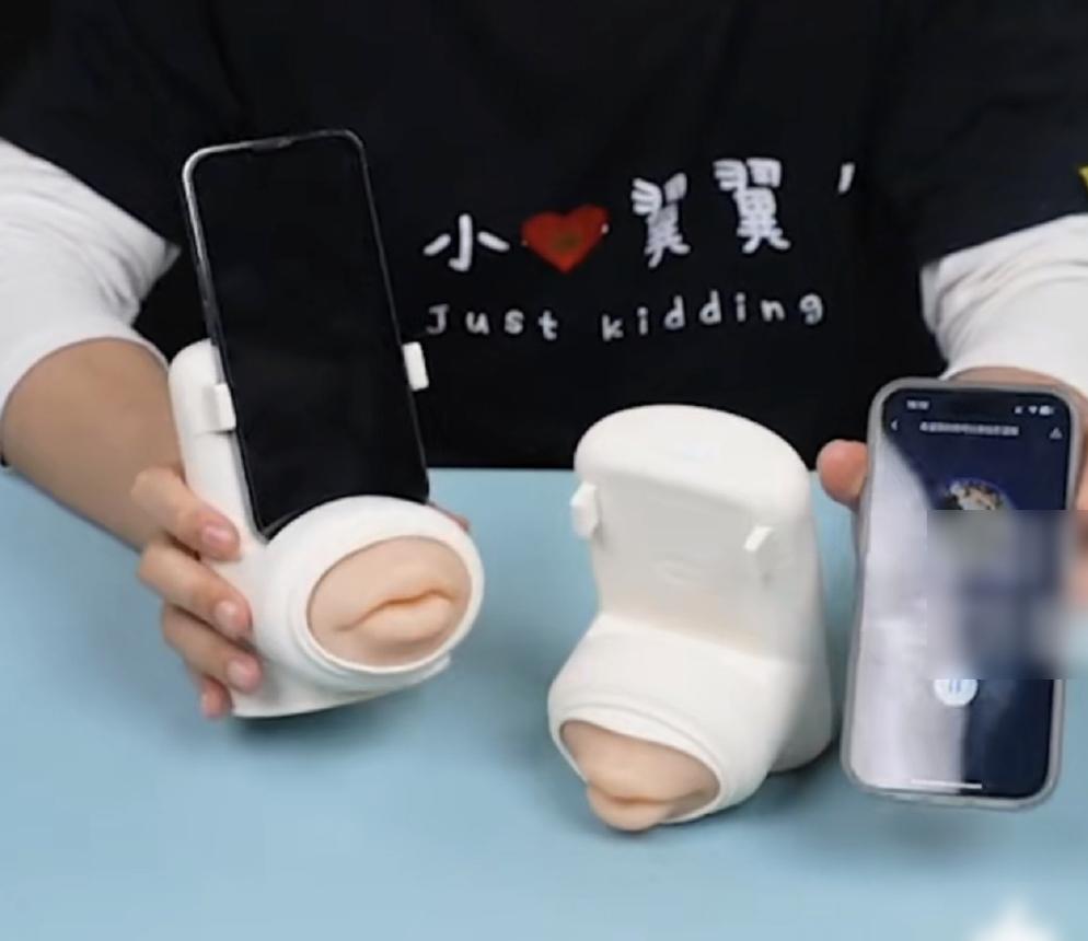 將手機連接「異地戀接吻神器」就可以使用。(互聯網)